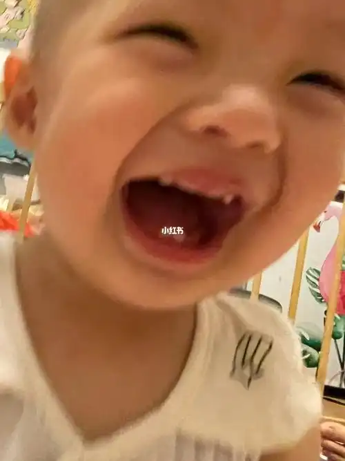 让我看看是哪个小朋友先长虎牙