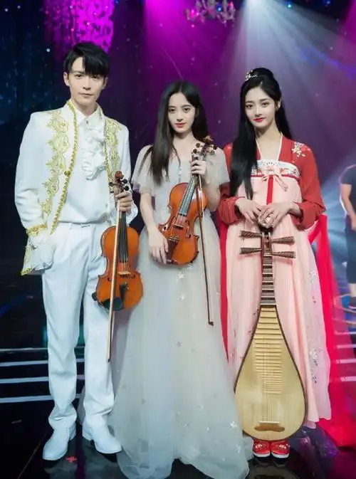 周洁琼和鞠婧祎同框