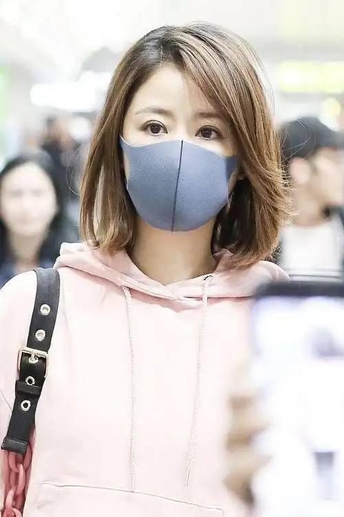 林心如真抗老,波波头搭配粉色卫衣 牛仔裤走机场,年轻貌美