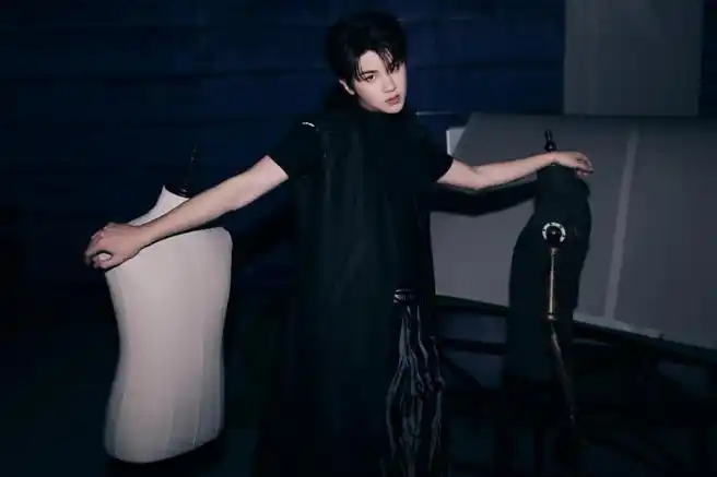 黄明昊暗黑光影氛围感大片##黄明昊在电话亭里