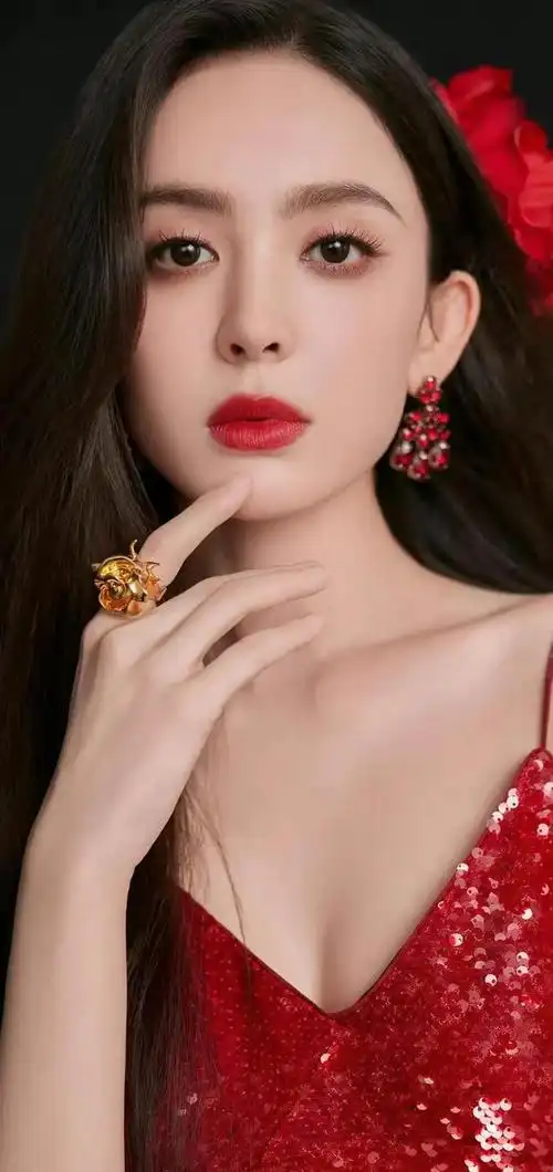 古力娜扎一袭红裙惊艳来袭