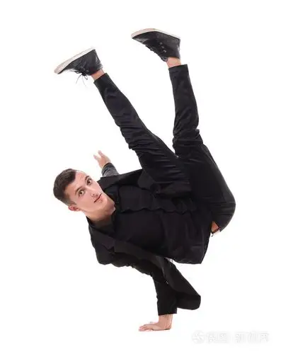 一个健康漂亮的现代风格舞者年轻人锻炼的招式表演霹雳舞, 手站在地板