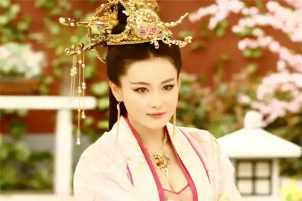 两人的见面气氛似乎有些尴尬,想当年,女娲娘娘在秘密交代她们的共同