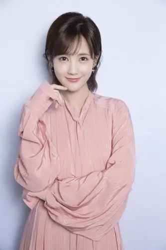 李一桐太会穿了黑白格针织衫搭皮裤新颖又时尚美得不动声色