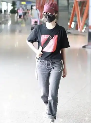 还记得吸烟的李庚希吗?如今的t恤和牛仔裤让人耳目一新