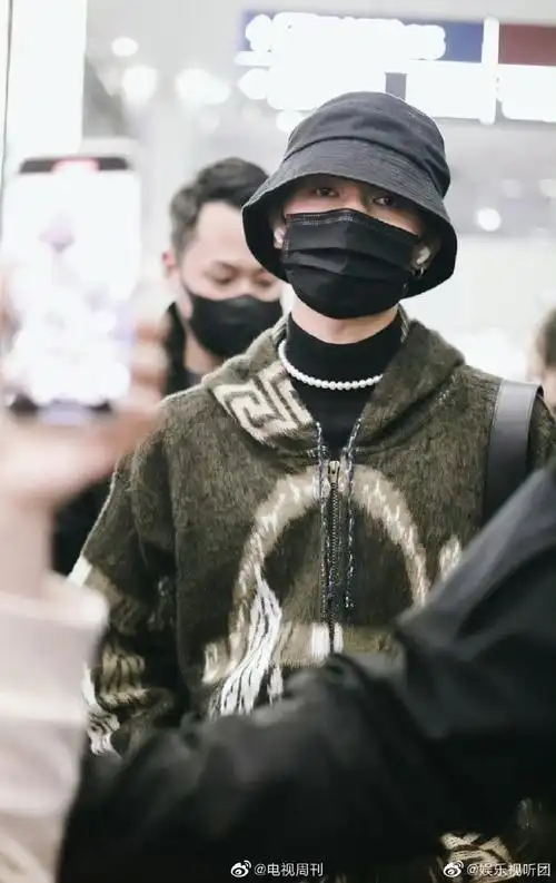 朱正廷黑西装金丝眼镜路透##朱正廷到达华表奖现场路透