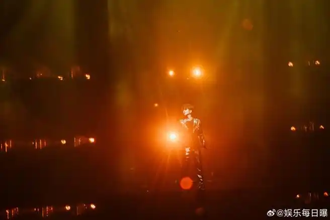 蔡徐坤携玫瑰开启线上演唱会##蔡徐坤背影与玫瑰