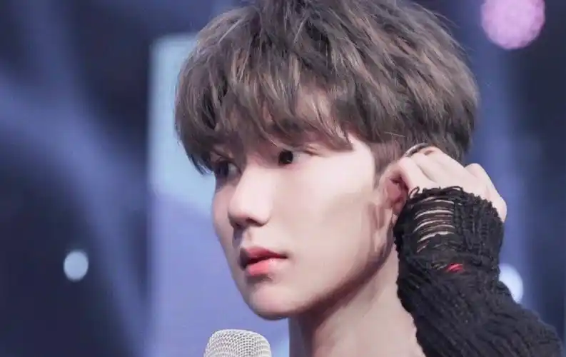 王源ins更新三月新发色真的绝了完美驾驭不愧是源哥