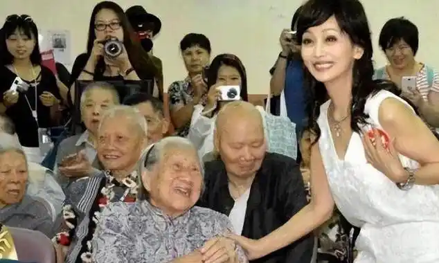 60多岁的赵雅芝去养老院慰问,明明是同龄人,看着却像祖孙.