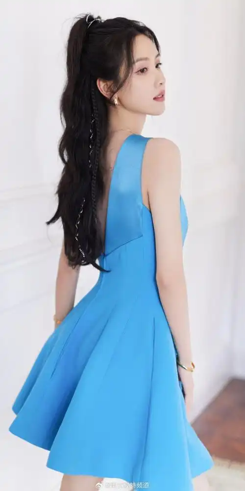 陈都灵蓝色吊带短裙写真