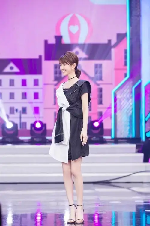 的不对称设计本就相当吸睛,毛晓彤选择了简约的黑色一字带高跟鞋,再用