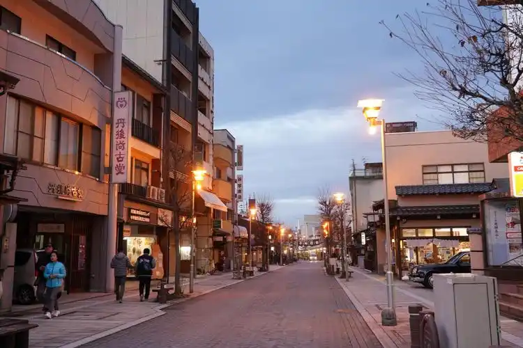 黄昏下的高山街道一角