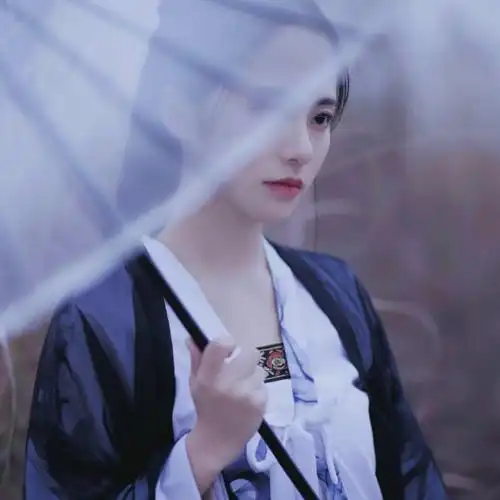 撑伞冷艳美人头像