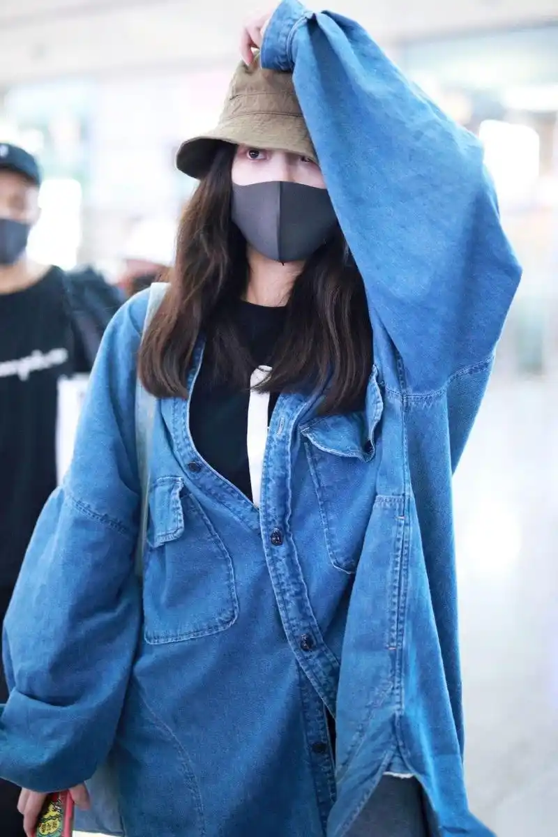 2019年5月29日,倪妮现身上海机场,当天她身穿宽松牛仔外套内搭黑t
