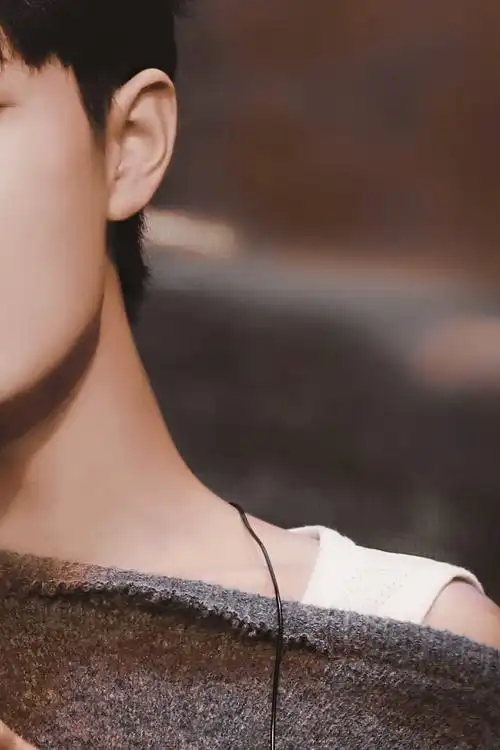 王一博看着那衣服着实大了,他领口都露出很大一截锁骨来,看得人莫名