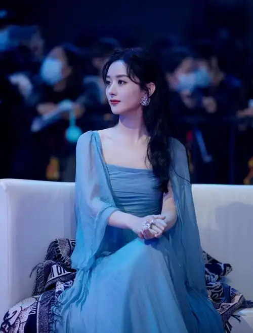 赵丽颖星光大赏连换三套礼裙,仙气与贵气自由切换,可惜没走红毯