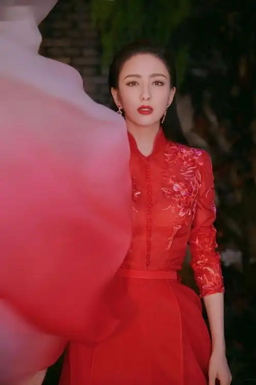 佟丽娅元宵节红裙写真曝光 美艳华丽的她站那就像一幅画