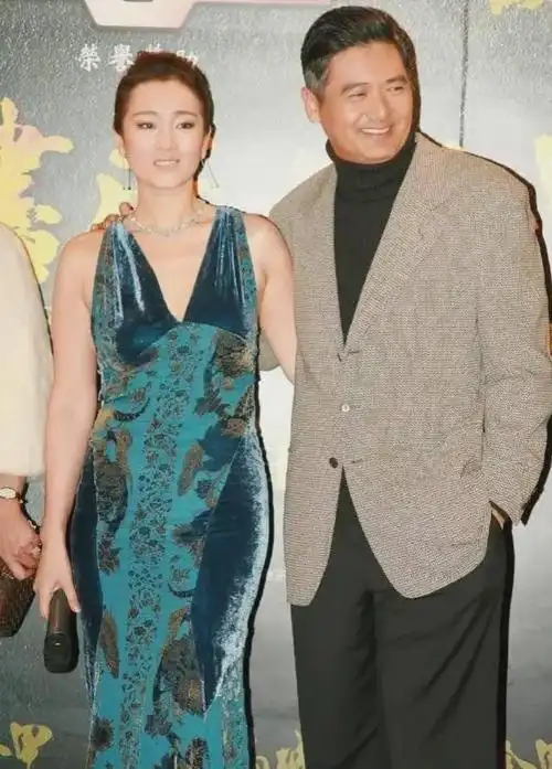 周润发把巩俐当女儿宠活动现场合影都要抱着拍也不怕妻子吃醋