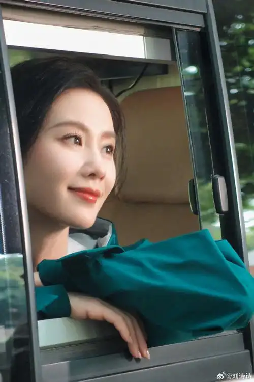 刘诗诗身上的松弛感##刘诗诗毛衣卷发造型