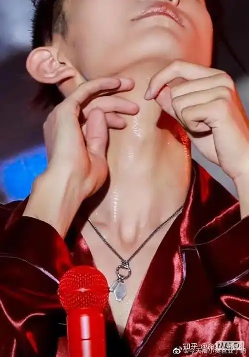 易烊千玺性感部位特写一个锁骨引起诸多赞美