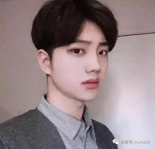 男生塌鼻梁适合什么发型这个发型最适合你