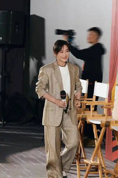 《热辣滚烫》路演,贾玲带火了一种新穿法:西装 阔腿裤,太时髦_造型