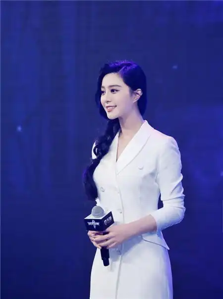 优雅!范冰冰穿白裙梳麻花辫亮相活动