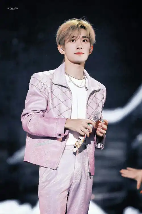 易烊千玺行走的调色盘