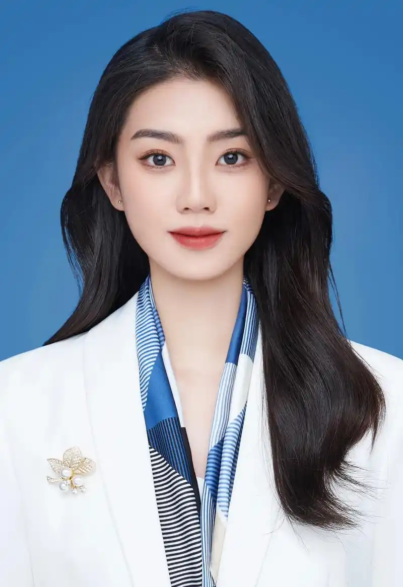 衣着得体, 在拍证件照时,尽量穿着正装比较好,如男士西服,白衬衣,领带