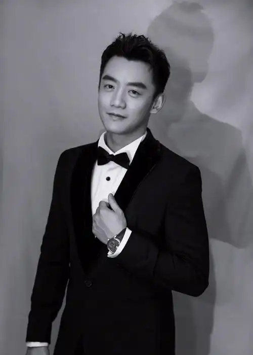 郑恺凭借阳光帅气的形象和超强的运动细胞,获有"小猎豹"的美称