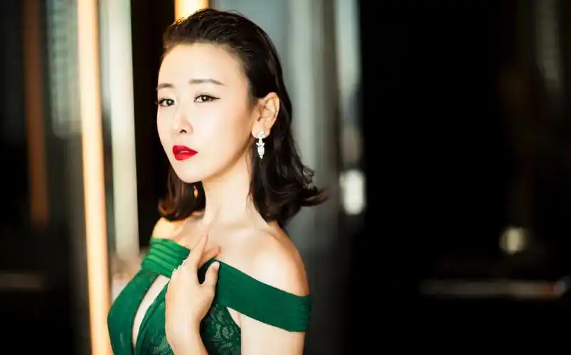 毛俊杰图片 毛俊杰深v蕾丝诱惑性感写真[7/9]_明星_美桌网