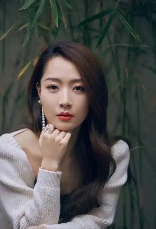 演员白冰:离婚后独自带娃,中年再次翻红,如今情感状况如何?