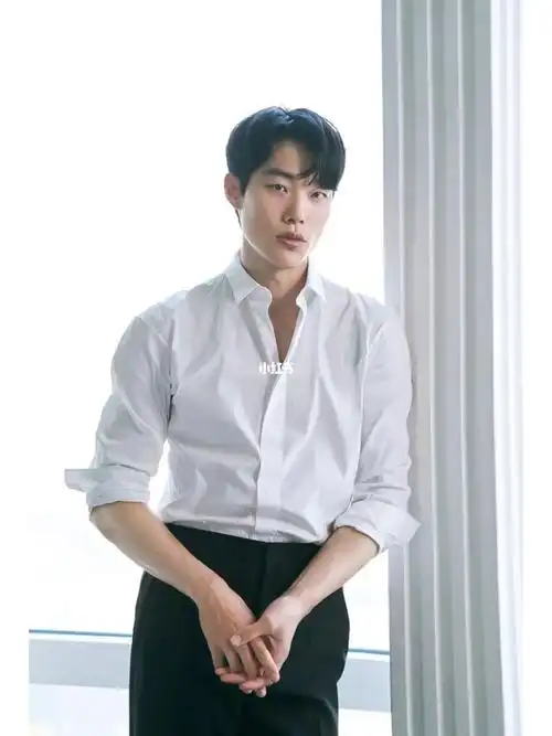 穿白衬衫的男人们