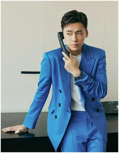 李易峰宝石蓝西装,活动造型十分养眼!|李易峰|造型|活动_新浪新闻