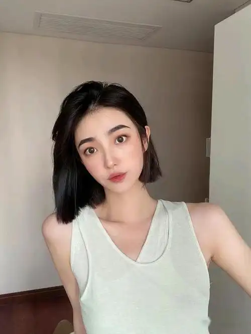 今夏流行短发发型,减龄时尚不说还很显脸小,方脸女孩也适合