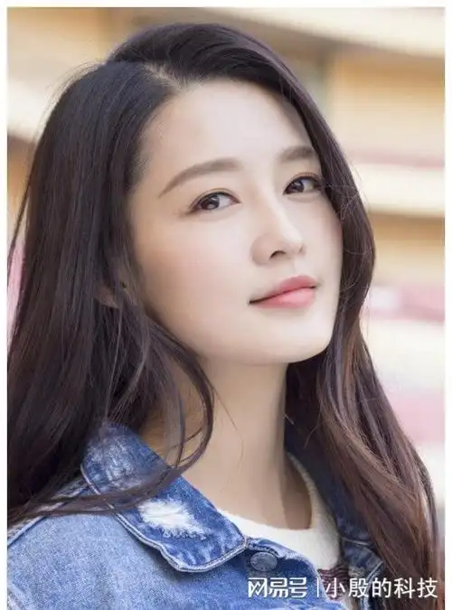 脱衣狂奔不怕冷, 笑容甜蜜心情超好!