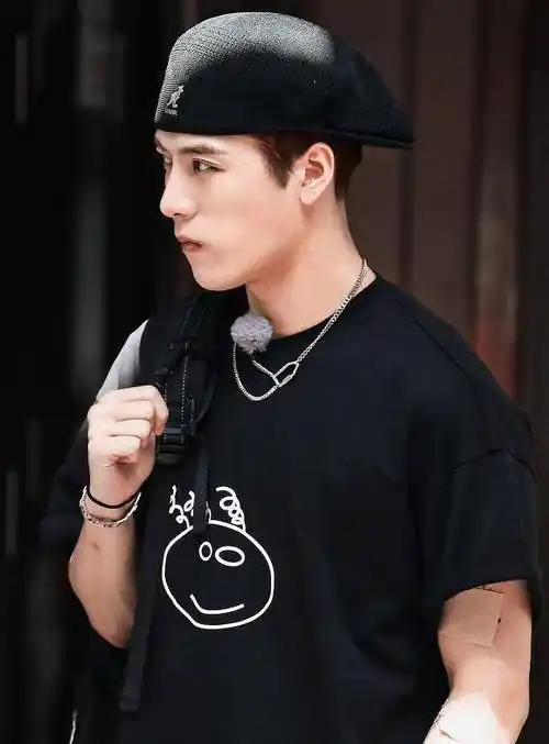 对于王嘉尔大家对他都不陌生了吧,王嘉尔出道的时间不算短了,最开始