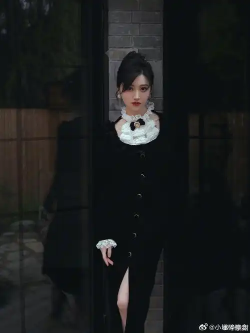 景甜蕾丝开叉黑裙