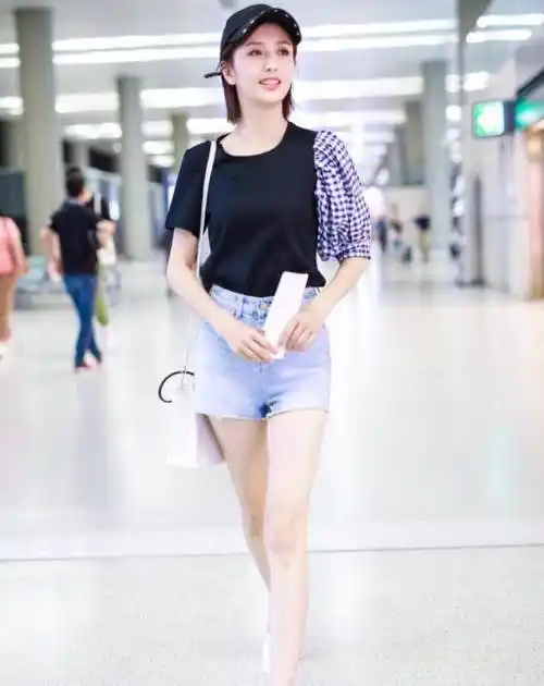 佟丽娅终于暴露了身材,穿牛仔短裤秀长腿,这双腿可以单独出道了_造型