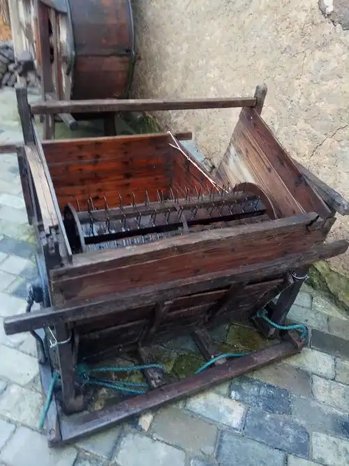 这个是打稻机,用来打稻穗的.