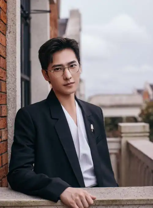 p>杨洋,1991年9月9日出生于上海,籍贯安徽合肥,毕业于中国人民解放军