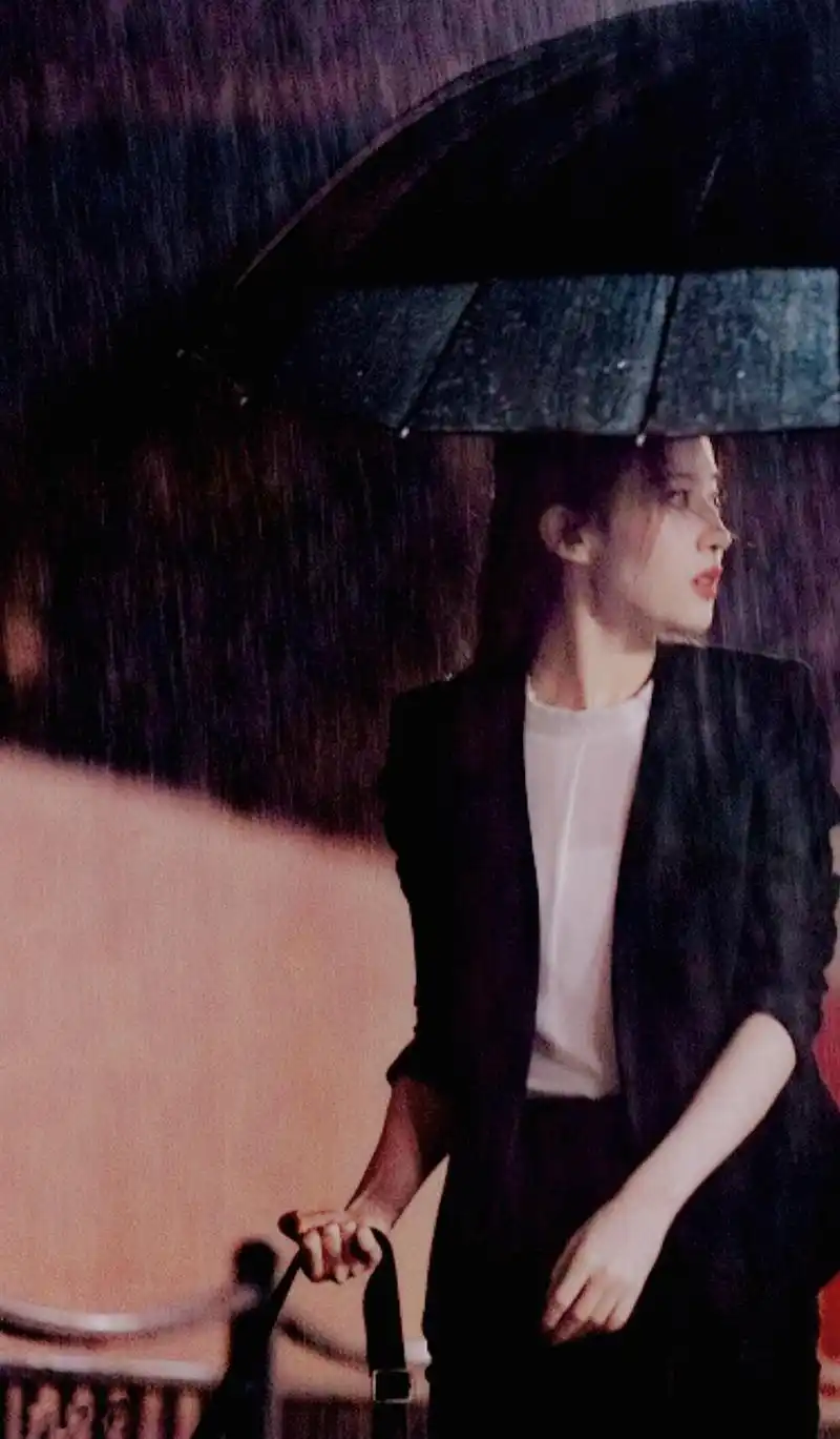 女星撑伞最美瞬间倪妮风情万种杨幂人比花娇霍思燕颜值巅峰