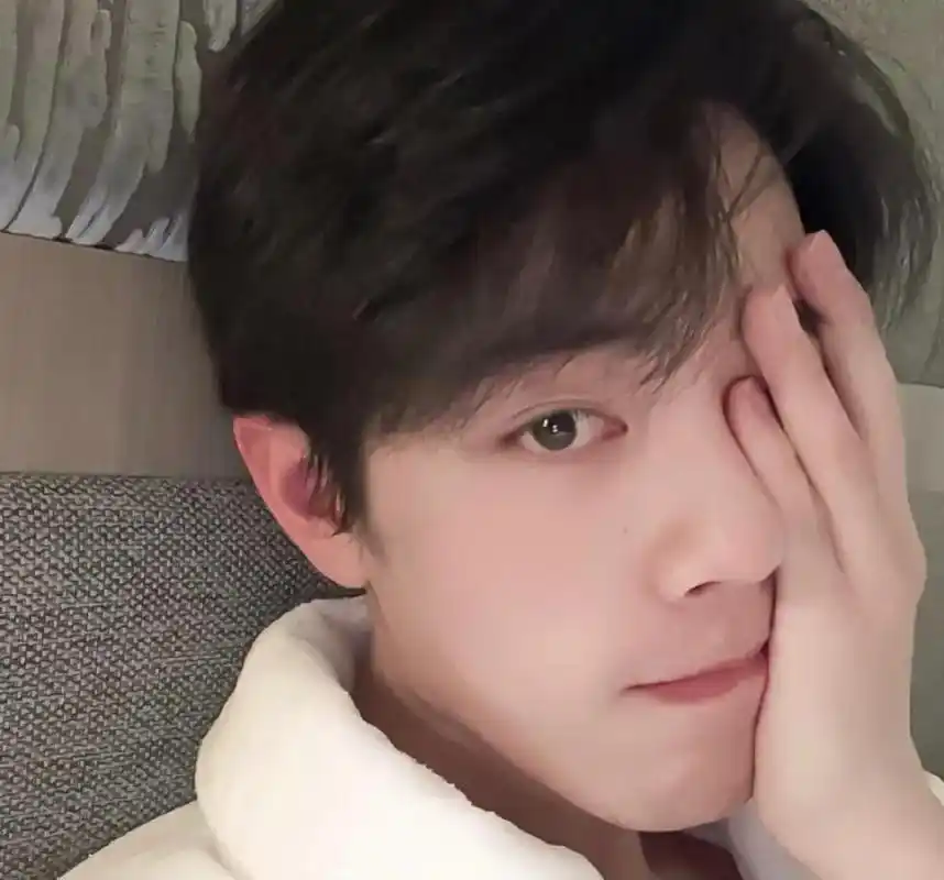 战战:这下你们知道这根手指谁的了吧#肖战王一博#博君一肖平安 - 抖音