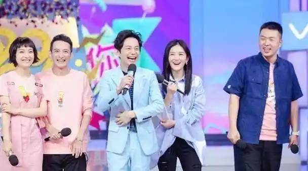 原创原创快乐大本营周迅躺着玩手机鼻梁被砸伤陈坤周迅默契度满分