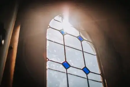 一缕阳光透过教堂的窗户照进来照片