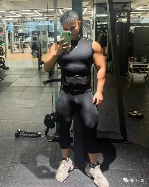 29岁福州巨乳哥走红,这胸肌简直绝了