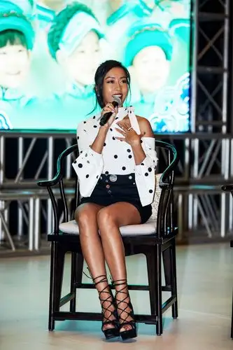 吉克隽逸出席电影首映礼 美腿黑得发亮抢镜吸睛