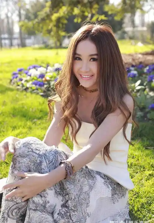 温碧霞穿三角泳裤玩水,双腿细长皮肤美白发光,肚子凸出一大块肉_穿着