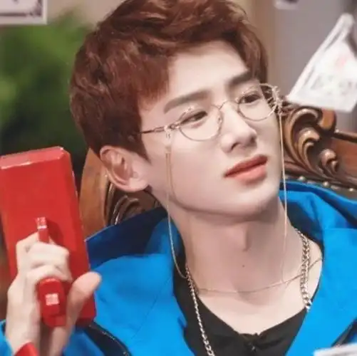 白敬亭刚出道的时候,主演青春校园剧,以清秀帅气的小鲜肉形象吸引了大