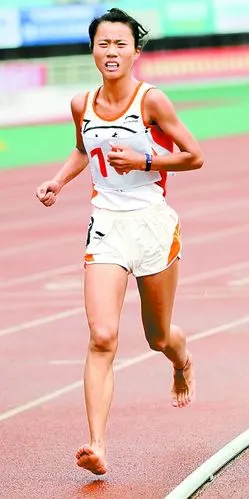 昨天,在省十一运动会女子乙组10000米决赛中,洛阳